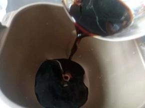 把红糖水,盐放入面包桶。