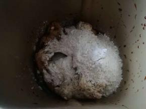 中种部分多谷面包粉，放入面包桶。