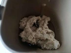 中种面团，撕成小块儿，放入面包桶内。