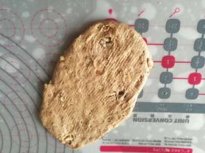 取其中一份面团压扁擀长，从一端向另一端，卷起成橄榄形，收口捏紧。