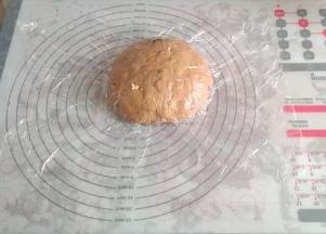 将面团用保鲜膜盖上，醒发半小时。