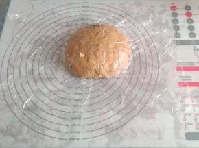 将面团用保鲜膜盖上，醒发半小时。