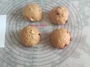 松弛好的面团平均分成四份，分别滚圆，盖保鲜膜松弛15分钟。