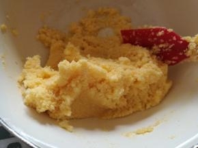 黄油软化加细砂糖打发至体积增大。蛋液分次加入继续打发。椰蓉加入，搅拌均匀。牛奶加入，搅拌均匀。