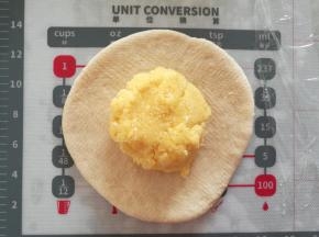 取其中一份，将馅料的1/6，放在面团中收口。