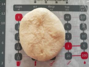 压扁擀成椭圆形。