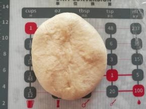 压扁擀成椭圆形。