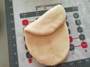 三分之一处折起。