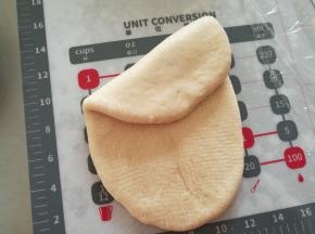 三分之一处折起。