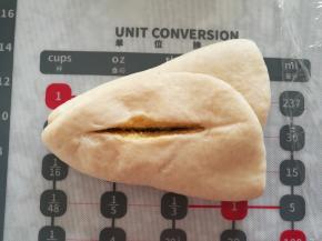 用锋利的小刀在面团中间割口