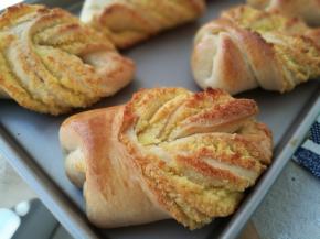 表面刷全蛋液。入预热175℃烤箱，烤25分钟。如果上色太重，上色以后盖锡纸。