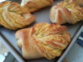 表面刷全蛋液。入预热175℃烤箱，烤25分钟。如果上色太重，上色以后盖锡纸。