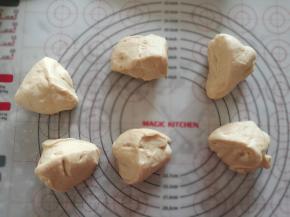 面团均匀分成六份，压扁排气滚圆。表面盖保鲜膜，松弛20分钟。