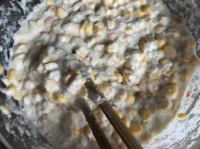 搅拌成浓稠糊状即可，热锅放油，开小火