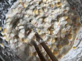 搅拌成浓稠糊状即可，热锅放油，开小火