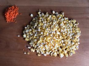 把玉米粒切破，胡萝卜切碎备用