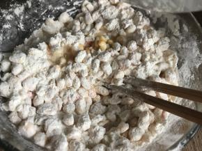 慢慢加入清水，边用筷子搅拌