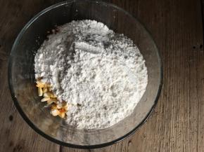 把所有食材放入一个大点的容器里