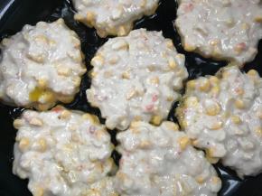 全部放完后，开中火煎至表面变色