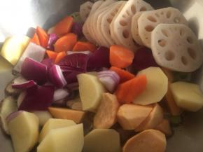 下去圆葱，土豆，红薯，胡萝卜，炒三分熟