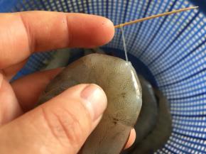 大虾清洗干净，剪掉虾枪，虾毛，去掉虾线