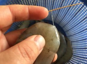 大虾清洗干净，剪掉虾枪，虾毛，去掉虾线