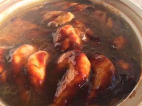 加入焖酱，涂抹均匀