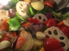 加入藕片，辣椒，炒五分熟