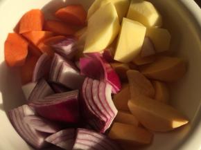 土豆，圆葱，胡萝卜，红薯，去皮切块。