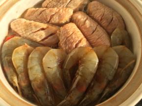 码入鸡翅和大虾，小火焖五分钟