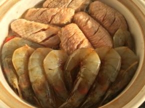 码入鸡翅和大虾，小火焖五分钟