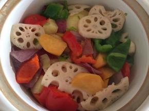 炒好的蔬菜放入砂锅