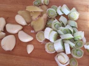 葱姜蒜切好备用