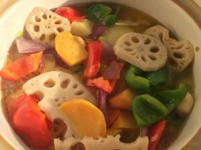 倒入温水，水量不要太多，小火焖五分钟