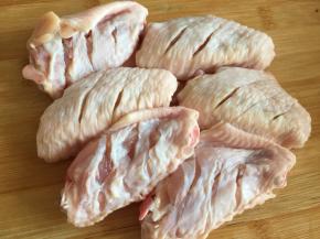 鸡翅洗干净，反正面各切三刀