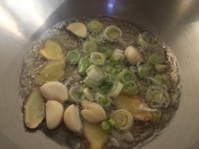 葱姜蒜下锅炒香