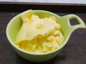 黄油一定要软化到位、软化到手指可以轻松按下去。但不能软化成液体、会没有支撑力、烤完的曲奇花纹会消失。