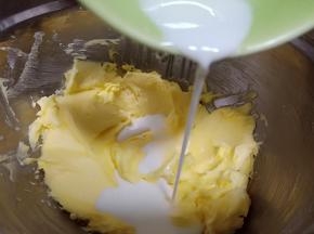 分二次加入牛奶、每次都要使牛奶和黄油打至完全融合、直到牛奶全部加完。