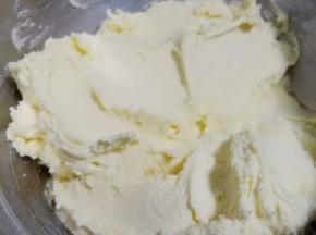 用翻拌刀翻拌均匀、拌匀呈湿润的面糊、千万不要搅拌过度让面糊起筋。