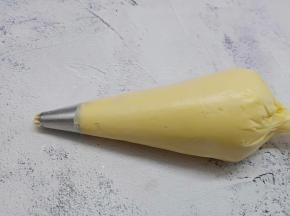 裱花袋装入8齿的裱花嘴、将面糊装入裱花袋、攥紧袋口。