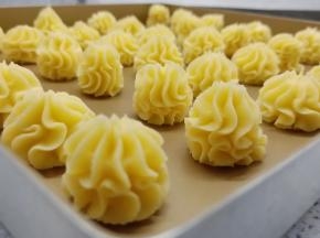 以竖直的方式挤出、在烤盘上挤出漂亮的曲奇花。