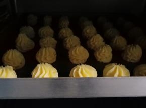 将烤盘放入150度预热好的烤箱，上下火120℃中层，烤30分钟左右即可出炉。