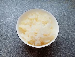 干银耳提前一天泡发，20g干银耳泡了一大碗。
