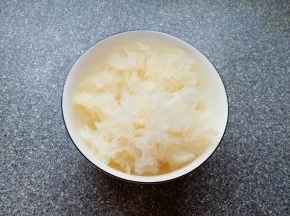 干银耳提前一天泡发，20g干银耳泡了一大碗。