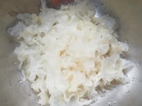 泡发的银耳撕成碎片洗干净。