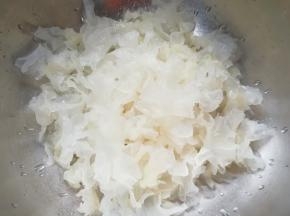 泡发的银耳撕成碎片洗干净。