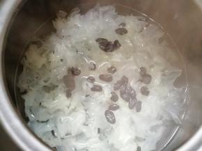 砂锅内放水烧开，下入银耳和葡萄干再次烧开，转中小火煮40分钟。