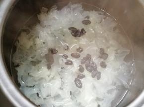 砂锅内放水烧开，下入银耳和葡萄干再次烧开，转中小火煮40分钟。