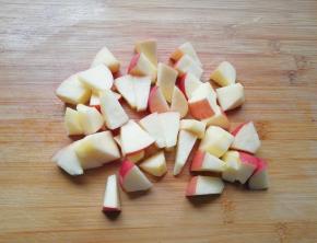 苹果洗干净去核切成小块。