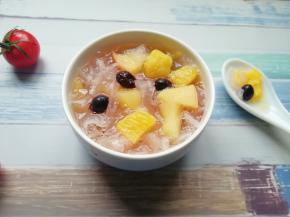 香甜的水果银耳羹煮好了。